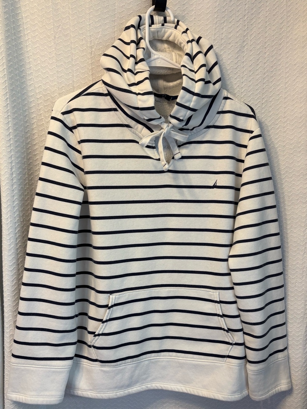 Nautica White & Navy Striped V-Neck Hoodie
Preppy, Casual Weekend Wear Size L